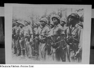 Asiatische Soldaten im Einsatz (Reproduktion)