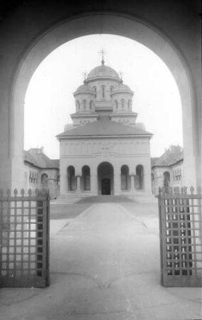 Alba Iulia, Karlsburg: Durchblick auf die Krönungskirche, durch Tor