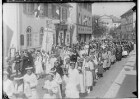 Fidelisfest in Sigmaringen 1934; Prozession in der Antonstraße, am linken Bildrand Cafe Stumpp, im Hintergrund Prinzenpalais; im Mittelpunkt: Fidelisstatue von 4 Frauen auf den Schultern getragen