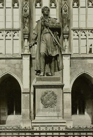 Dresden, Denkmal Theodor Körner Georgplatz : Dresden. Denkmal Theodor Körners (1791-1813) vor der Kreuzschule, Georgplatz