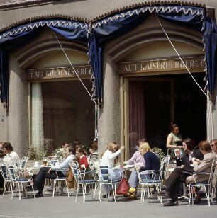 Regensburg. Außenbestuhlung vor dem Gasthaus "Goldenes Kreuz"