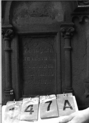 Grabstein 147 (Index: 99790455) Maße HxBxT: 75x70x17 cm Symbolik: nach unten gehaltene Fackeln: Grabstein 147A