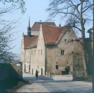 Rittergut, Herrenhaus und Nebengebäude. Blick durch das Bosewitzer Tor : Dohna-Gamig. Rittergut, Herrenhaus und Nebengebäude. Blick durch das Bosewitzer Tor