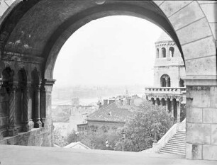 Budapest: Durchblick von Burg auf Donau