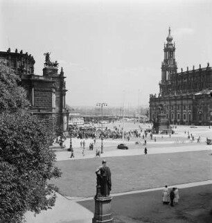 Dresden, Theaterplatz : Dresden-Altstadt. Blick über den Theaterplatz mit Semperoper und Katholischer Hofkirche