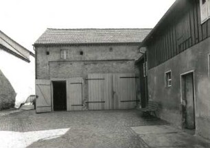 Medingen, Hauptstraße 2. Gehöft (1851/1900). Hofansicht mit Scheune und Stallanbau