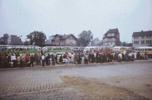 DDR. Eisenach. Busbahnhof. Wartende an den Haltestellen