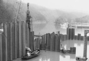 Bau des provisorischen Schlauchwehrs Hollerich/Lahn