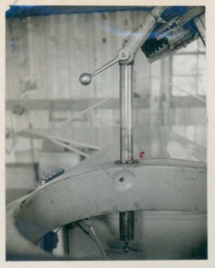 Foto eines hochhebbaren Pivots für ein Maschinengewehr am Drehturm eines "Rumpler C Flugzeugs"