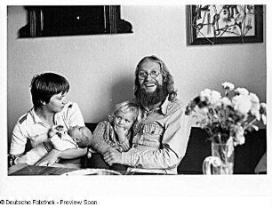 Familie T. (Krankenschwester, Krankenpfleger) im Wohnzimmer
