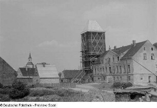 Laußig-Gruna. Ortsteilansicht mit Wendenturm und Herrenhaus