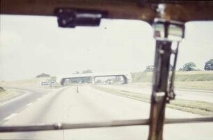 Straßenüberfahrt über Autobahn, England