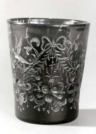 Becher mit Blüten, Fruchtgehänge und Vögeln