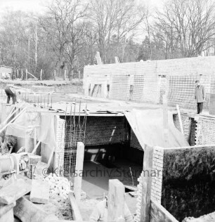 Rathaus und Bürgerhaus Glinde [später Marcellin-Verbe-Haus]: Bau: Blick auf Fundamente, Keller und Grundmauern: links Arbeiter, rechts Mann bei der Besichtigung