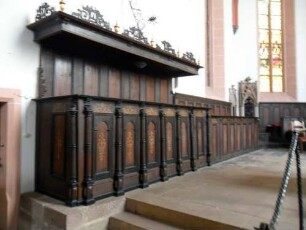Stadtkirche - Chor Innen-Chorgestühl mit Holzschnitzerei sowie Textinschrift Inschrift in Übersicht