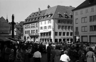 Freiburg i. Br.: Münsterplatz mit Kaffee Kühnle