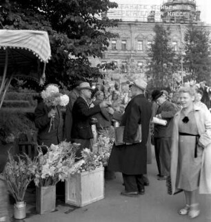 Händler und Kunden auf einem Blumenmarkt