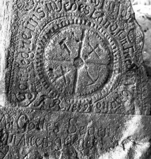 Gedenkstein mit Inschrift und Mühlenemblem. Bezeichnet 1858. Vorderseite. Detail: Inschrift und Mühlenemblem. Altenberg-Schellerhau, Schellermühlenweg