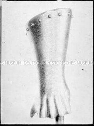 Handschuh von einem Stechzeug, links