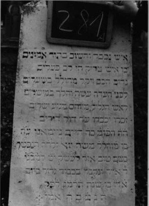 Grabstein 281 (Index: 100090164) Material: weißer Marmor, unterer Sockelteil Kalkst. Zustand: gut Maße HxBxT: 144x47x13 cm Beschreibung: Stele, getreppt. Sockel, unterster Sockelteil rustica, giebelartiger Abschluß Symbolik: Kranz um Abschluß Steinmetz: A. Weber Diessenhofen: Grabstein 281A