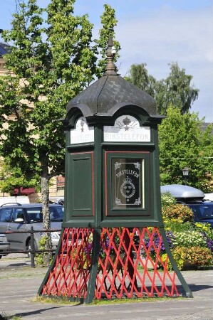 Kleinstadt Nora - Historisches Telefonhaus : Historisches Telefonhaus am Markt, aufgenommen in der Kleinstadt Nora am 26. Juli 2012