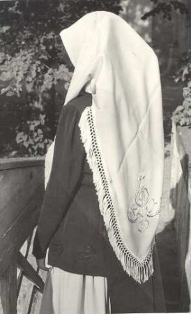 Kirchgangstracht aus Nebelschütz : Kleidung - katholische Tracht. Ort: Njebjelčicy / Nebelschütz. Katholisches Mädchen in Kirchgangstracht