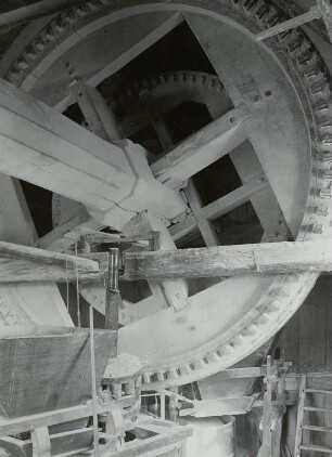 Deutschland. Windmühle, Inneres, Flügelradwelle, doppeltes Kammradgetriebe und Mahlgänge