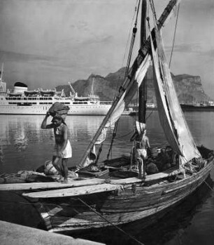 Reisefotos. Palermo. Segelboot im Hafen
