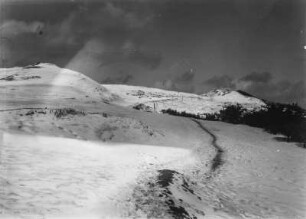 Gebirgslandschaft : Blick über eine schneebedeckte Gebirgslandschaft.