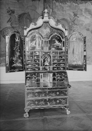 Schreibschrank : Schwarz-gold lackierter englischer Schreibschrank, um 1725, London Kreis des Giles Grendey. Dresden: Residenzschloss
