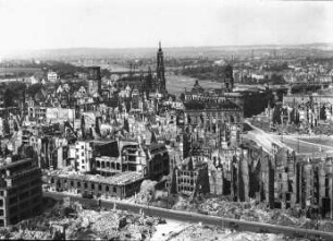 Dresden, Ansicht vom Rathausturm elbabwärts