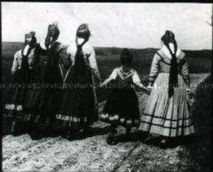 Frauengruppe in Schwälmer Tracht