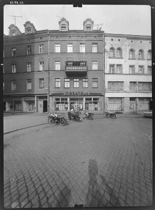 Görlitz-Altstadt, Elisabethstraße 1. Wohnhaus mit Läden (1863-1864). Straßenfront (Teilansicht)