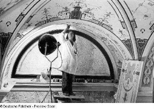 Opernhaus. Wiederherstellen der dekorativen Deckenmalereien im Vestibül
