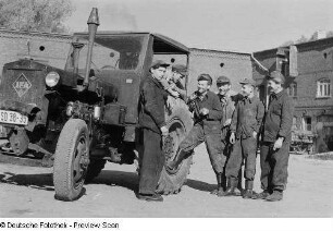 Traktoristen der Maschinen-Traktoren-Station Badrina neben einem IFA-Traktor RS01