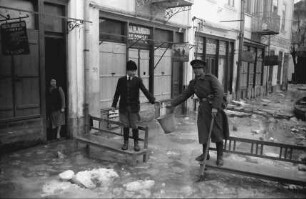 Giurgiu [Walachei]: Bänke als Steg