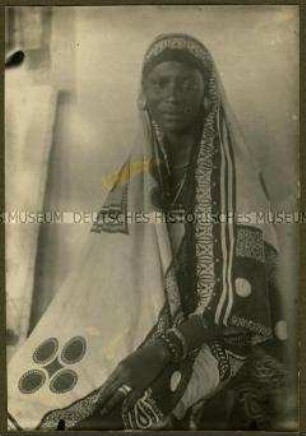 Sitzende Massai-Frau namens Fatuma