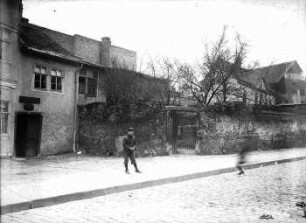 Im Hintergrund - Otto Voglers Holzhandung. Bildmitte - Kind am Straßenrand