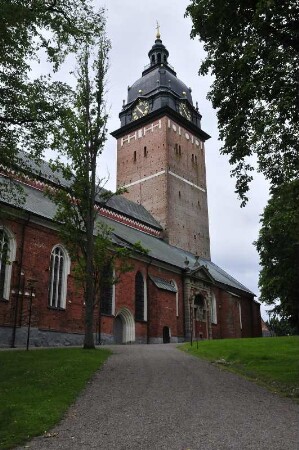 Strängnäs - der Turm des Domes : Der Turm des Domes überragt die Stadt, aufgenommen am 23. Juli 2012 in Strängnäs