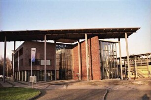Mommsenstraße 14 (Gebäude F): Südwestfassade mit Eingang, davor Bahnhofsvorplatz