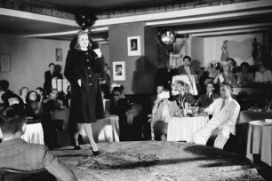 Bukarest: Modenschau: Mäntel
