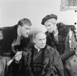 Szenenbilder aus dem Drama "Die Verschwörung des Fiesco zu Genua" von Friedrich Schiller im Theater am Schiffbauerdamm Berlin : Szene mit Lothar Firmans als Verrina (Mitte)