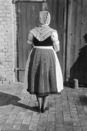 Mädchen in Schleifer Tracht in Schleife. : Holca w Slepjanskej drasće w Slepom.
