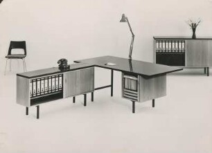 Schreibtisch und Büroschrank von Peter Raacke