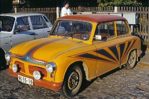 DDR. Schwarz-rot-gelb gespritzer PKW "Trabant"