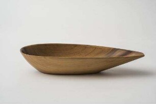 Nr. 2 Längliche Schale aus Nussbaumholz, Form Z Nr. 4660 (Werkbundkiste Nützliche Dinge aus Holz und Flechtwerk, Schale)