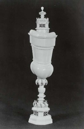 Hoher Elfenbeinpokal