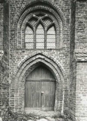 Plüschow-Friedrichshagen (Kreis Grevesmühlen). Dorfkirche (1. Viertel 15. Jahrhundert). Westportal