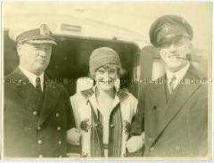 Kapitänleutnant Felix Graf Luckner mit seiner schwedischen Ehefrau Ingeborg Engeström und Kapitän Leopold Ziegenbein an Bord des Hochseepassagierdampfers "Bremen"
