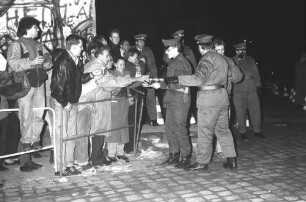 Öffnung des provisorischen Grenzübergangs am Potsdamer Platz